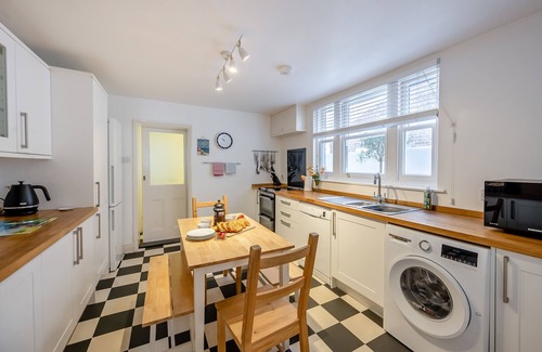 Southwold House | Tall Cottage - Six Bedroom House, Sleeps 10