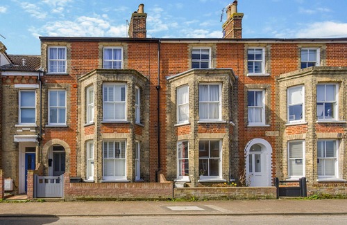 Southwold House | Tall Cottage - Six Bedroom House, Sleeps 10