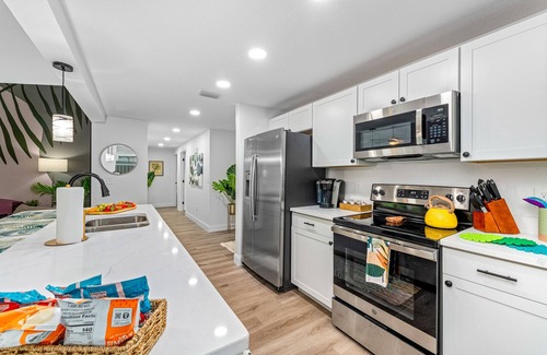 Carrollwood Bed & Breakfast | Tampa Oasis : Heated Pool Hot Tub Game Room