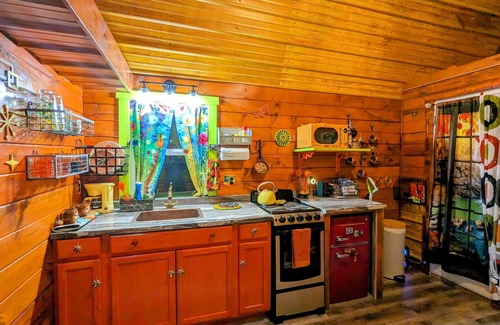 Pittsburg Cabin | Tangerine Dreams cabin - Citrus + MidCenturyModern themed, Rockcastle River!