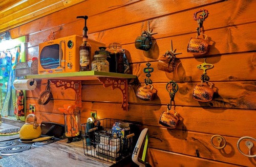 Pittsburg Cabin | Tangerine Dreams cabin - Citrus + MidCenturyModern themed, Rockcastle River!