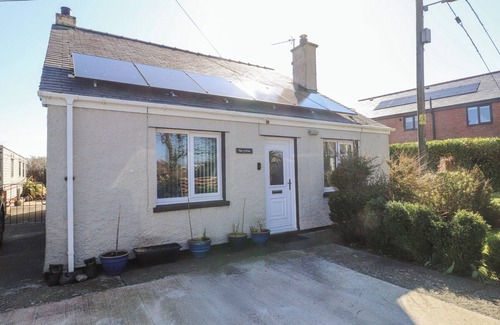 Bryngwran Cottage | TANYFRON HOLIDAY STUDIO, romantic, with open fire in Gwalchmai