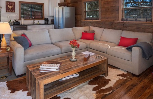 Tarpley House | Tarpley Guesthouse/Hill Country/Private Pool