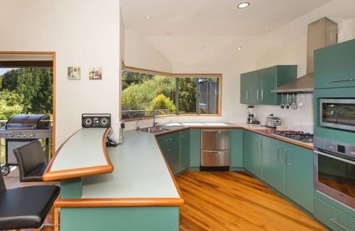 Tahunanui House | Tasman Vista - Stunning Nelson Holiday Home with Spa Pool