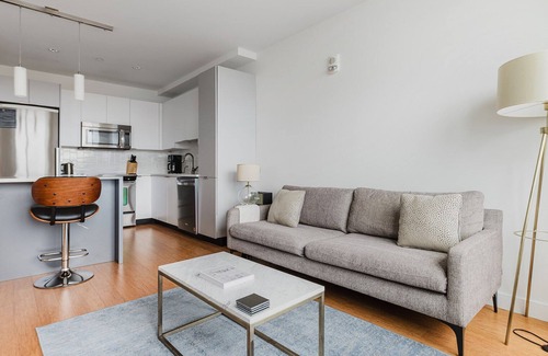 Chinatown Apartment | Tasteful FiDi 1BR w/Parking, W/D, Security, Gym & A/C, by Blueground