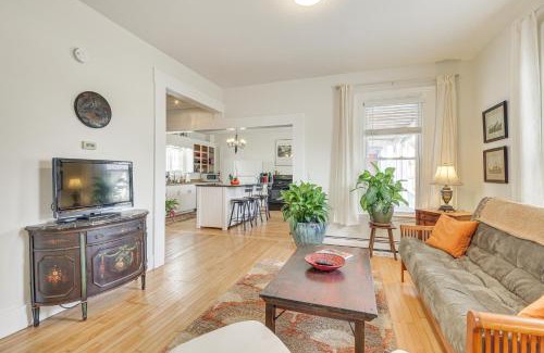 Gardiner Apartment | Tasteful Gardiner Triplex Near Downtown Augusta!