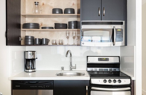 Lower Nob Hill Apartment | Tasteful Nob Hill 1BR w/Sauna, Gym, Stunning City View, by Blueground