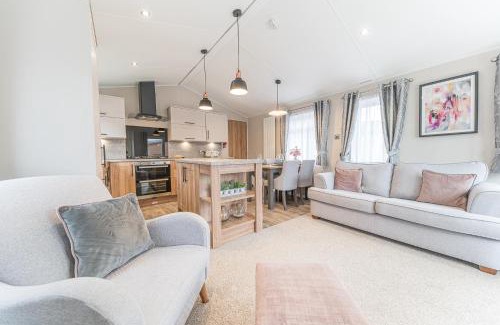 South Lakeland Leisure Village Ski Chalet | Tastefully decorated lodge on popular holiday park, easy access to Lakes and Dales and free parking