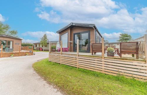 South Lakeland Leisure Village Ski Chalet | Tastefully decorated lodge on popular holiday park, easy access to Lakes and Dales and free parking