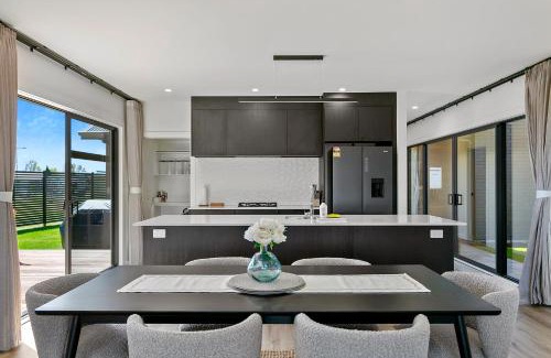 Wharewaka Villa | Taupo New Retreat - Stylish, Convenient and Gully track to the lake
