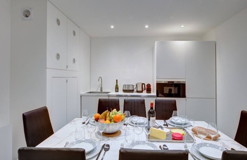 Les Iles Apartment | TBS 299 - Pretty suite near Notre-Dame Cathedral