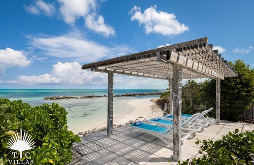 Providenciales House | TC Villas -Castaway -Elegant Family Beachfront Villa with Pool and Beach Access