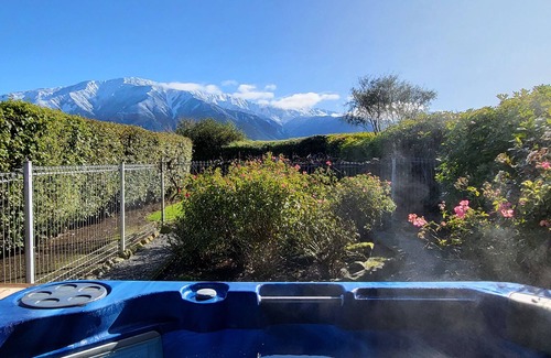 Kaikoura House | Te Mahuru Retreat Kaikoura. 2 Hot Tubs, Outstanding Views, Space to Play & Relax