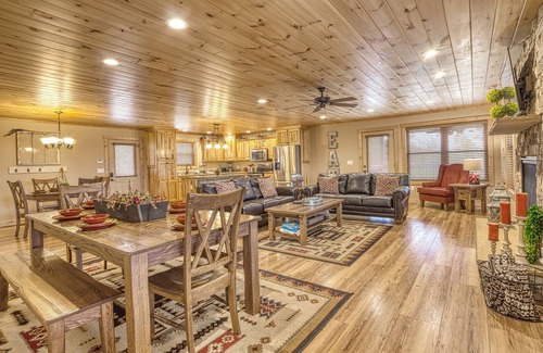 Wears Valley House | Teaberry Vista Lodge with a Million Dollar Valley View-5 minutes to the GSMNP