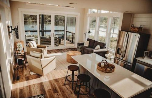 Tracy City House | Teacher's Lounge - Lakeside At Waters Edge