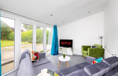 Whitkirk House | Temple by Alt-Stay - Temple Newsam 4 Bed Home Contractor and Relocation Accommodation with Ground Floor Bedroom & Bathroom, Ensuite, Kitchen, Parking, Smart TV and Wi Fi - Long Stay Ready with Weekly and Monthly Rates
