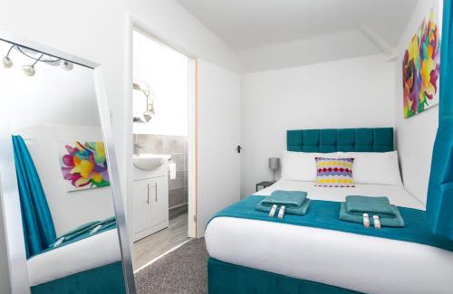 Whitkirk House | Temple by Alt-Stay - Temple Newsam 4 Bed Home Contractor and Relocation Accommodation with Ground Floor Bedroom & Bathroom, Ensuite, Kitchen, Parking, Smart TV and Wi Fi - Long Stay Ready with Weekly and Monthly Rates