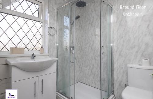 Whitkirk House | Temple by Alt-Stay - Temple Newsam 4 Bed Home Contractor and Relocation Accommodation with Ground Floor Bedroom & Bathroom, Ensuite, Kitchen, Parking, Smart TV and Wi Fi - Long Stay Ready with Weekly and Monthly Rates