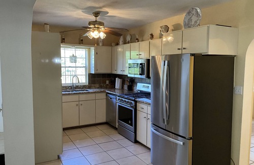 Estate William House | Ten minute walk to the beach and with beautiful sunsets