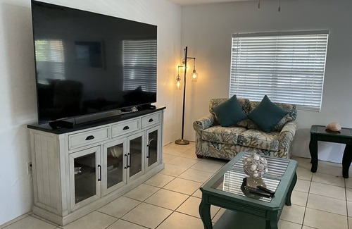 Estate William House | Ten minute walk to the beach and with beautiful sunsets