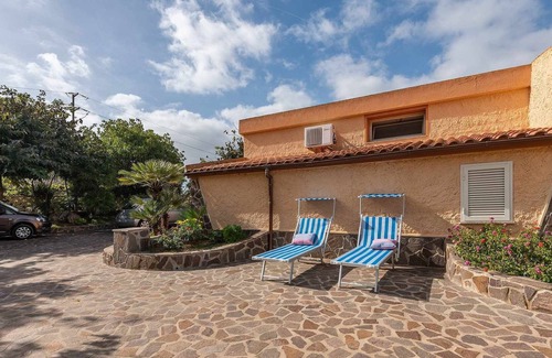 Alghero House | TENNIS HOUSE 2: chalet with a tennis court!