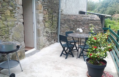 Le Vast Cottage | Terraced house in stone, near a river. peaceful