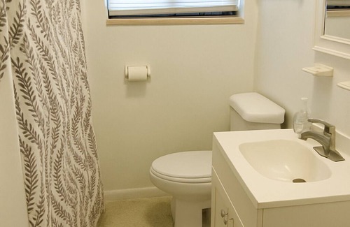 Murray Hill House | Terrific duplex with 5 minutes away from Riverside, close to all.