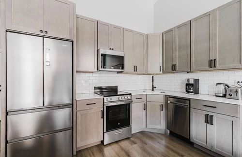 Edgewater Beach Apartment | Terrific Edgewater 1BR w/Fitness Center, Lounge & W/D, by Bluedground