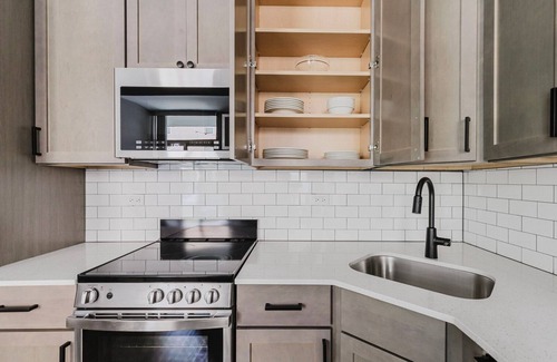 Edgewater Beach Apartment | Terrific Edgewater 1BR w/Fitness Center, Lounge & W/D, by Bluedground