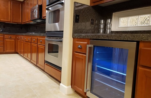 West Sacramento House | Tesla EV Charger Solar heated Pool & Hot Tub Near UC Davis, Med Center, Airport