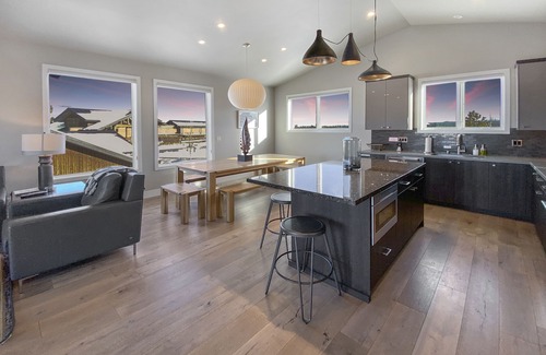 Bend House | Tetherow Modern 5bed,6bth,hot-tub,walk to pool,gym,dining,20min to Mt Bachelor!