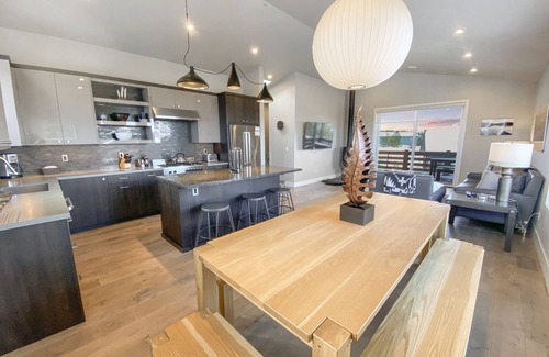 Bend House | Tetherow Modern 5bed,6bth,hot-tub,walk to pool,gym,dining,20min to Mt Bachelor!