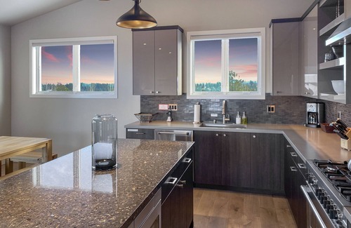 Bend House | Tetherow Modern 5bed,6bth,hot-tub,walk to pool,gym,dining,20min to Mt Bachelor!