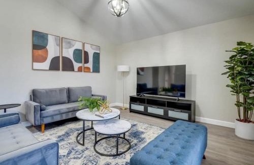 Lewisville House | Texan Hideaway - Cozy Convenient Comfortable