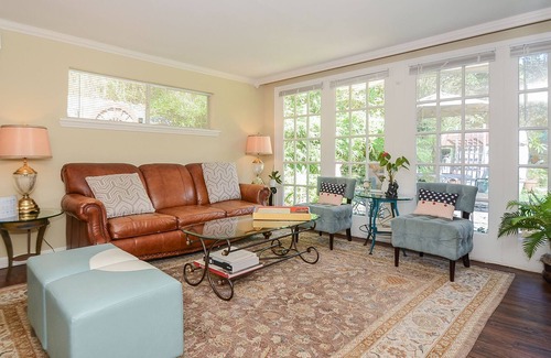 Spring Branch East House | ✪ Texas Size Hospitality Beautiful Guest Suite