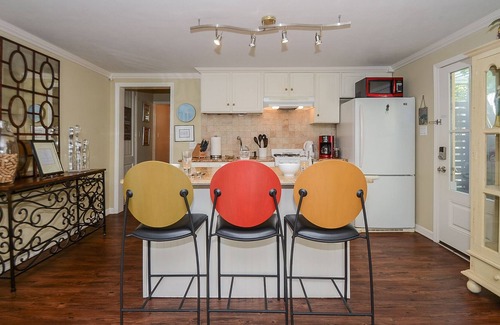 Spring Branch East House | ✪ Texas Size Hospitality Beautiful Guest Suite