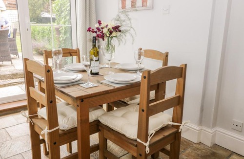 Roos House | Thames Cottage