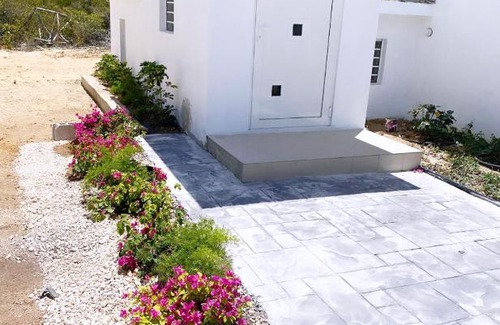 Cove Bay Apartment | Thatch Garden Apartment