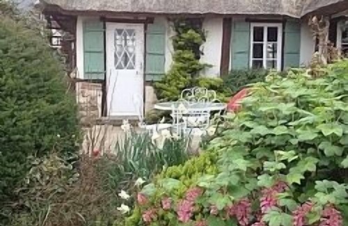 Vieux-Port Cottage | Thatched Cottage on the Banks of the Seine