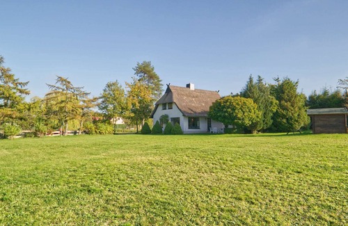 Marlow House | Thatched cottage with large garden and fireplace