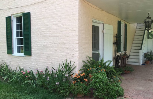 Natchez House | The 1853 Billiard Room Suite at Lansdowne 10 minutes from downtown!