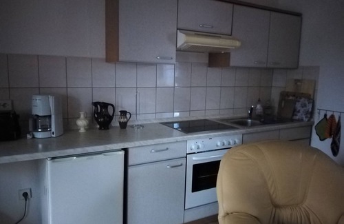 Mohlau Apartment | The apartment has about 40 square meters of living space and is equipped with a kitchen, dining area (for 4 people) and a sofa bed and TV.