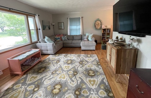 Davenport House | The Adventure Home AMAZING neighborhood center of the Quad Cities Dogs welcome!!