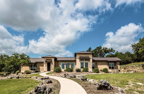 Spring Branch House | The All-Suite Century Oak House - Steps to Remi's Ridge & Hayes Hollow!
