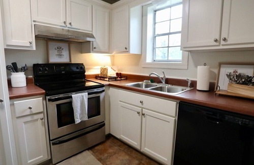 Oxford House | The Ann, 2BR Home by Velvet Ditch Villas