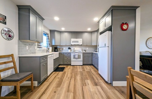 Carlton House | The Apple Tree Cottage ~ a fully remodeled 2 bed/2 bath home