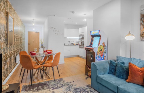 Birmingham City Centre Apartment | The Arcade Machine Suite, 2Bed, 2Bath and Netflix by Noor Luxury Accommodations