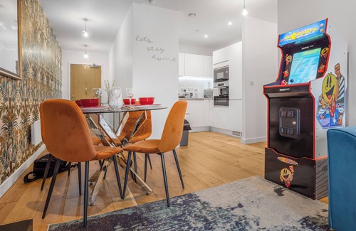 Birmingham City Centre Apartment | The Arcade Machine Suite, 2Bed, 2Bath and Netflix by Noor Luxury Accommodations