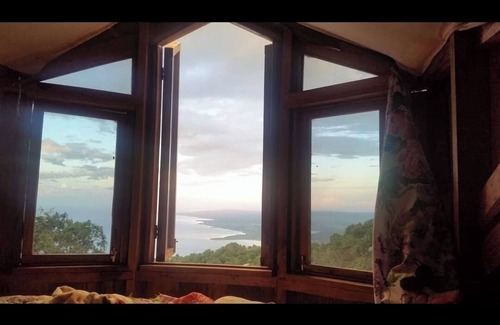 Bluefields House | The Artist cabin is a mountain cabin overlooking the sea and coastline