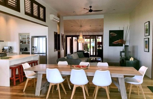 Mission Beach House | The Artist House - Absolute Beachfront